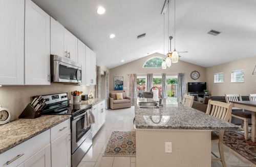 Vamo House | Bay Area Oasis: Luxury Retreat near Siesta Key Beach