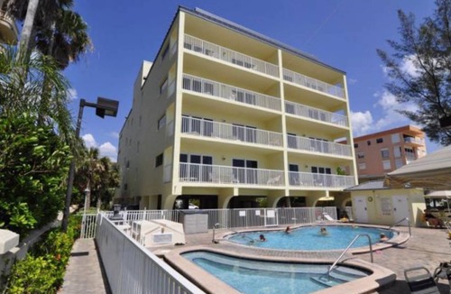 Pinellas County Resort | Bay & Beach ClubnFlorida's Gulf Beach n Indian Shores, FLnTimeshare/Resort