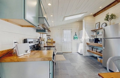 Boothbay Harbor Cabin | Bay Cabin- Beautifully updated cabin near town & Barrett