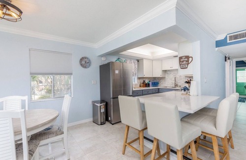 Capri Isle House | Bayfront Bliss – 2 Bedroom | 2 Bath | Fully Remodeled