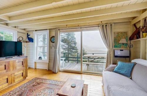Boothbay Harbor House | Bayfront cottage with fantastic views & minutes to downtown - Dog-friendly