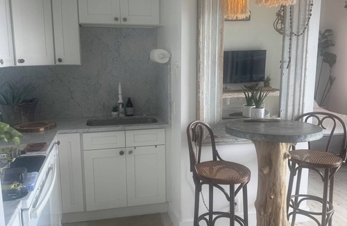 SoHo Apartment | Bayshore Efficiency Living with Endless Bay Views