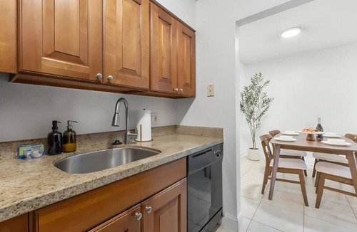 Tampa Apartment | Bayshore Getaway – King Suite, Pool & Gym