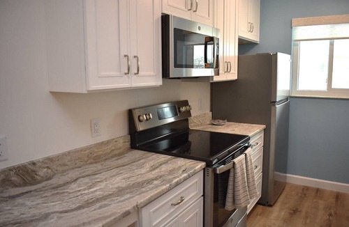 Bradenton Beach Condo | Bayview Terrace #33~Beach, Bay, Pool & Bbq