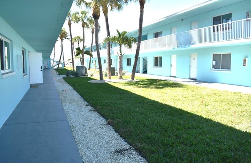 Bradenton Beach Condo | Bayview Terrace #33~Beach, Bay, Pool & Bbq