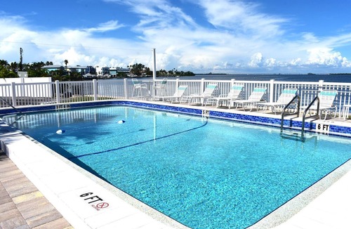 Bradenton Beach Condo | Bayview Terrace #33~Beach, Bay, Pool & Bbq