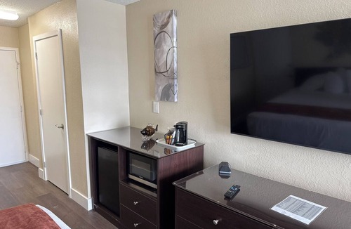 Trailer Estates Hotel | Bayview Waterfront Room, Heated Pool, Tiki Bar & Grill !