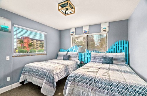 Treasure Island Hotel | 🐚BBR #10, Steps to the Beach, HTD Pool, Lrg Rm w/Living Rm, Kitchen & 4 Beds!