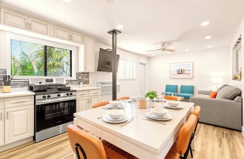 Treasure Island Hotel | 🌇 BBR #11, Steps to the Beach, HTD Pool, 2 Bed Apt w/Kitchen,1 King & 2 Queens!