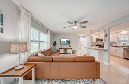 Walsingham House | Beach Escape: King Bed | Games | Sunroom | Bikes