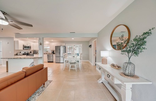 Walsingham House | Beach Escape: King Bed | Games | Sunroom | Bikes