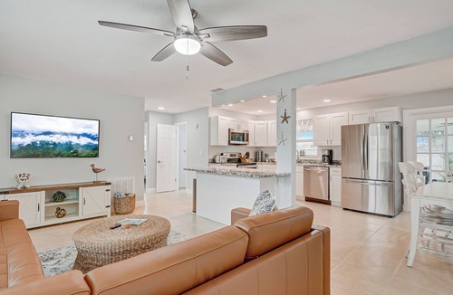Walsingham House | Beach Escape: King Bed | Games | Sunroom | Bikes