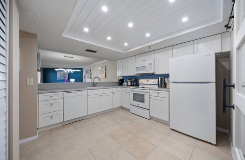 Indian Shores Condo | Beachfront 2nd Floor 3BR Condo | Gulf & Heated Pool Views | Hot Tub, Sleeps 11