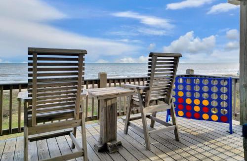 Port Bolivar House | Beachfront 4BR - Tiki Bar, Yard Games, Pet-Friendly