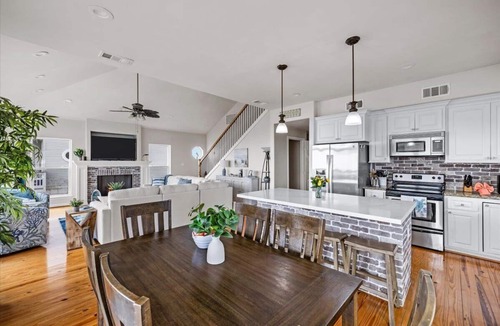Miramar House | Beachfront Beauty with gorgeous Sunsets & Sunrises. King Primary Suite & 2 decks
