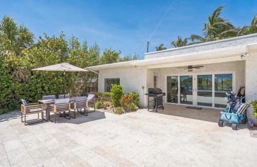 Holmes Beach House | Beachfront Bungalow