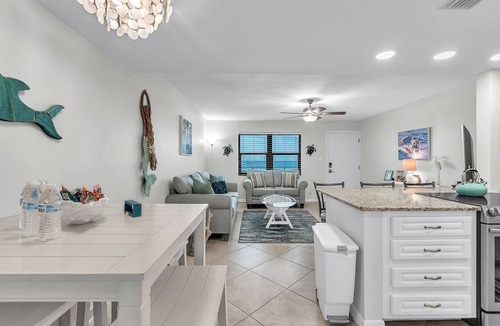 Sunset Beach Condo | 🌞Beachfront Condo🌴Walk to Restaurants🐬Sunsets Every Night🐠Sunset Chateau 210
