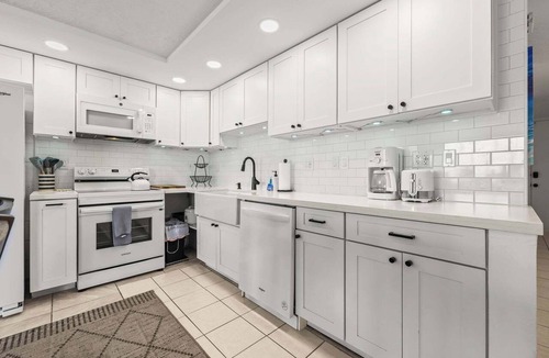Punaluu Condo | Beachfront Condo with Beach Access & Pool