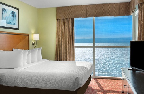 Myrtle Beach Hotel | Beachside Pool Escape | 0.3 mi to Second Avenue Pier | 3 Units