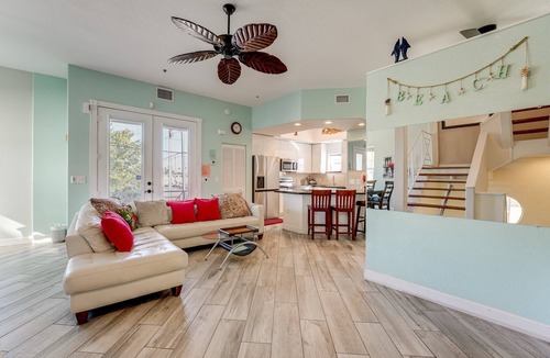 Bay Esplanade House | Beachview 4 bedroom Townhome! 30 second walk from the beach! Free parking!