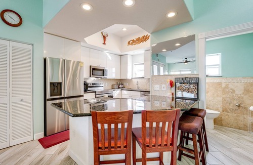 Bay Esplanade House | Beachview 4 bedroom Townhome! 30 second walk from the beach! Free parking!