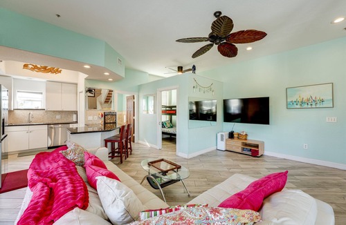 Bay Esplanade House | Beachview 4 bedroom Townhome! 30 second walk from the beach! Free parking!