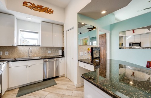 Bay Esplanade House | Beachview 4 bedroom Townhome! 30 second walk from the beach! Free parking!