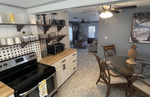 Englewood Cottage | Beachy Cottage Minutes from Manasota Key – Relax & Unwind
