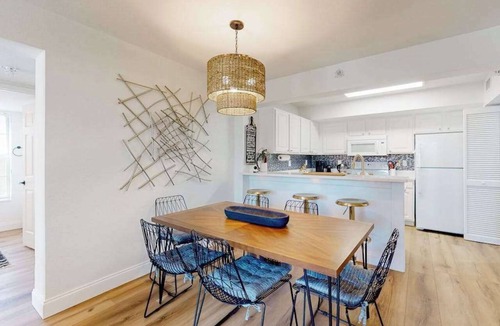 Winkler Condo | Beautiful bright condo with a balcony & W/D - pool, gym, and game room access