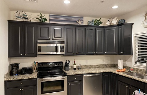 Bay Esplanade House | Beautiful Condo Close to Beach Private Hot Tub & Elevator