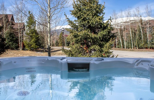 The Highlands House | Beautiful Home with Private Hot Tub Deck Fireplace