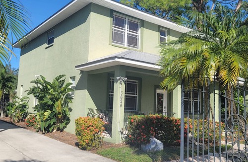 Gulf Gate Estates House | Beautiful Large Vacation Home