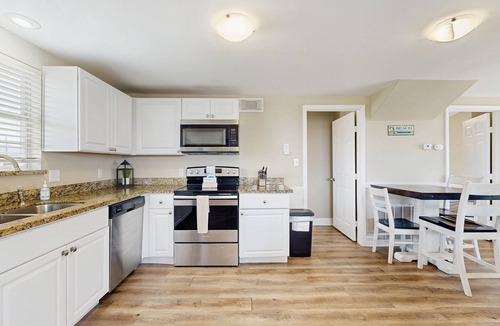Terramar Beach House | Beautiful, spacious home with remodeled interior & full kitchen - close to beach