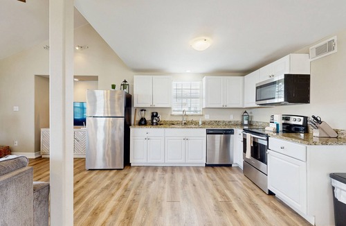 Terramar Beach House | Beautiful, spacious home with remodeled interior & full kitchen - close to beach