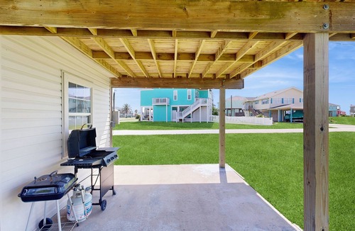 Terramar Beach House | Beautiful, spacious home with remodeled interior & full kitchen - close to beach