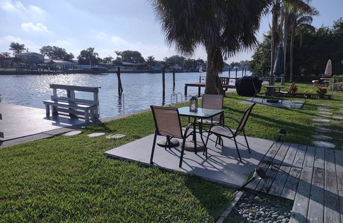 Capri Isle Apartment | Beautiful Waterfront apartment 2 bdrm: sand, Beach