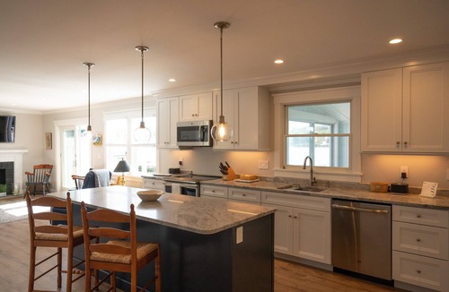 Portsmouth House | Beautiful Waterfront Home, Beach and Dock