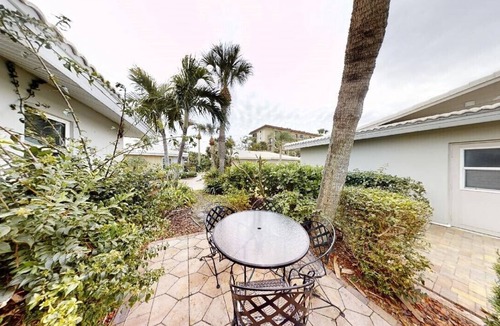 Siesta Key Villa | Beautifully Updated Villa Directly on Crescent Beach