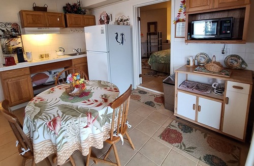Honaunau-Napoopoo Bed & Breakfast | Belle Vue Kona B&B Rose Garden Suite – Breathtaking Views & Island Comfort
