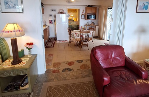 Honaunau-Napoopoo Bed & Breakfast | Belle Vue Kona B&B Rose Garden Suite – Breathtaking Views & Island Comfort