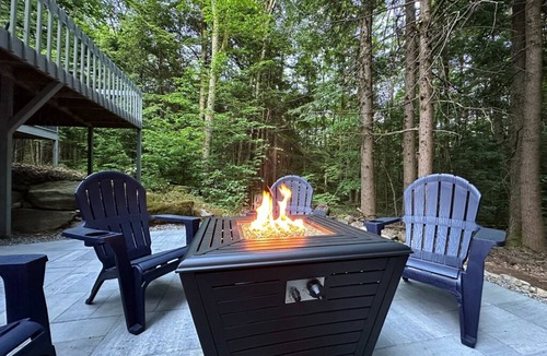 Otis House | Berkshire Holiday Home with Hot Tub & A+ Amenities