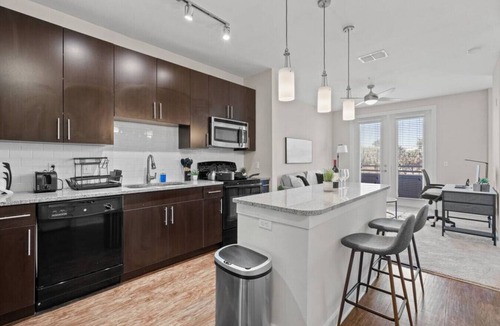 Courier City - Oscawana Apartment | Bleecker room 203 · Luxury king suite! Pool | gym | FREE parking | D