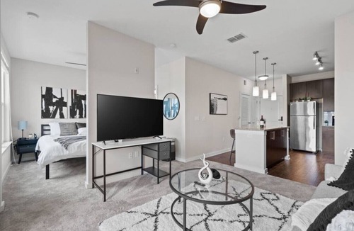 Courier City - Oscawana Apartment | Bleecker room 203 · Luxury king suite! Pool | gym | FREE parking | D