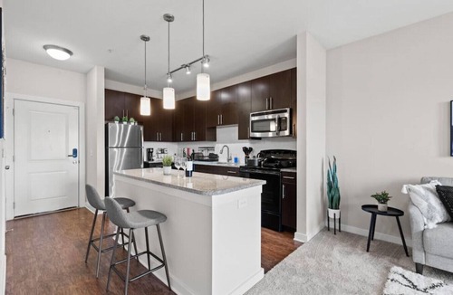 Courier City - Oscawana Apartment | Bleecker room 203 · Luxury king suite! Pool | gym | FREE parking | D