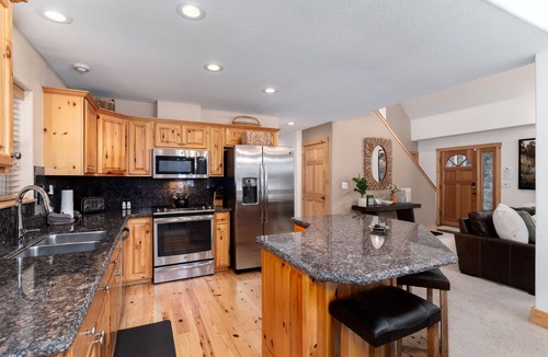 Blue River Cabin | BRECKENRIDGE! 4 Miles to MAIN ST! 5⭐️ LUXURY CABIN-CHALET! NEW HOT TUB! Awesome!