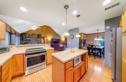 Tannersville House | Bright home with central AC, fireplace, & washer/dryer