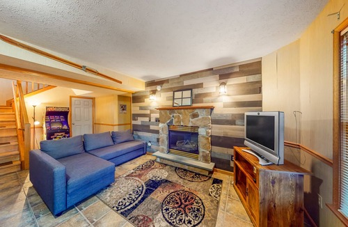 Tannersville House | Bright home with central AC, fireplace, & washer/dryer
