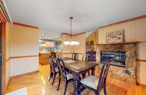 Tannersville House | Bright home with central AC, fireplace, & washer/dryer