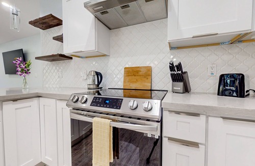 Orchidlands Estates House | Bright & modern dog-friendly oasis on two lush acres with generous patio & W/D
