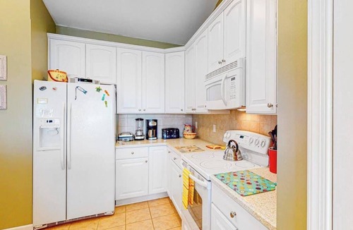Sunset Island Condo | Bright & Roomy Condo w/Shared Pool, Free WiFi, Central AC, Water Views, & W/D